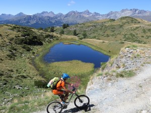 Percorrendo lo sterrato che costeggia i Laghi di Champlong