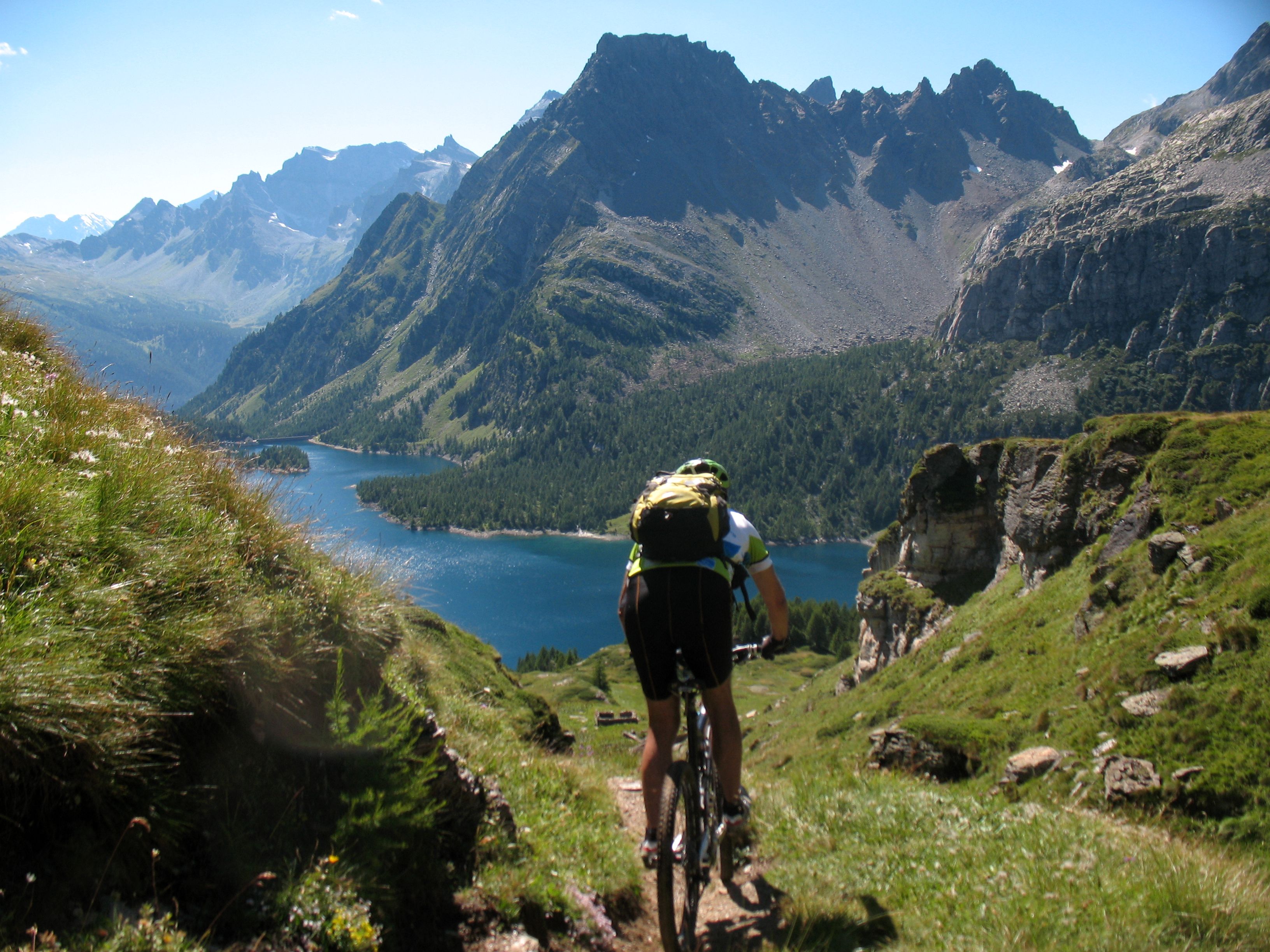 Single-track sovrastante il Lago Devero scendendo dagli alpeggi sopra l'Alpe Devero