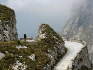 Sulle strade militari del Marguareis nel primo giorno - Tornanti prima del Colle della Boaria