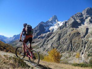 Trail in direzione del Rifugio Bonatti
