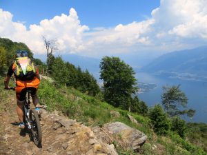 In direzione della Corona dei Pinci con panorama su Alto lago Maggiore