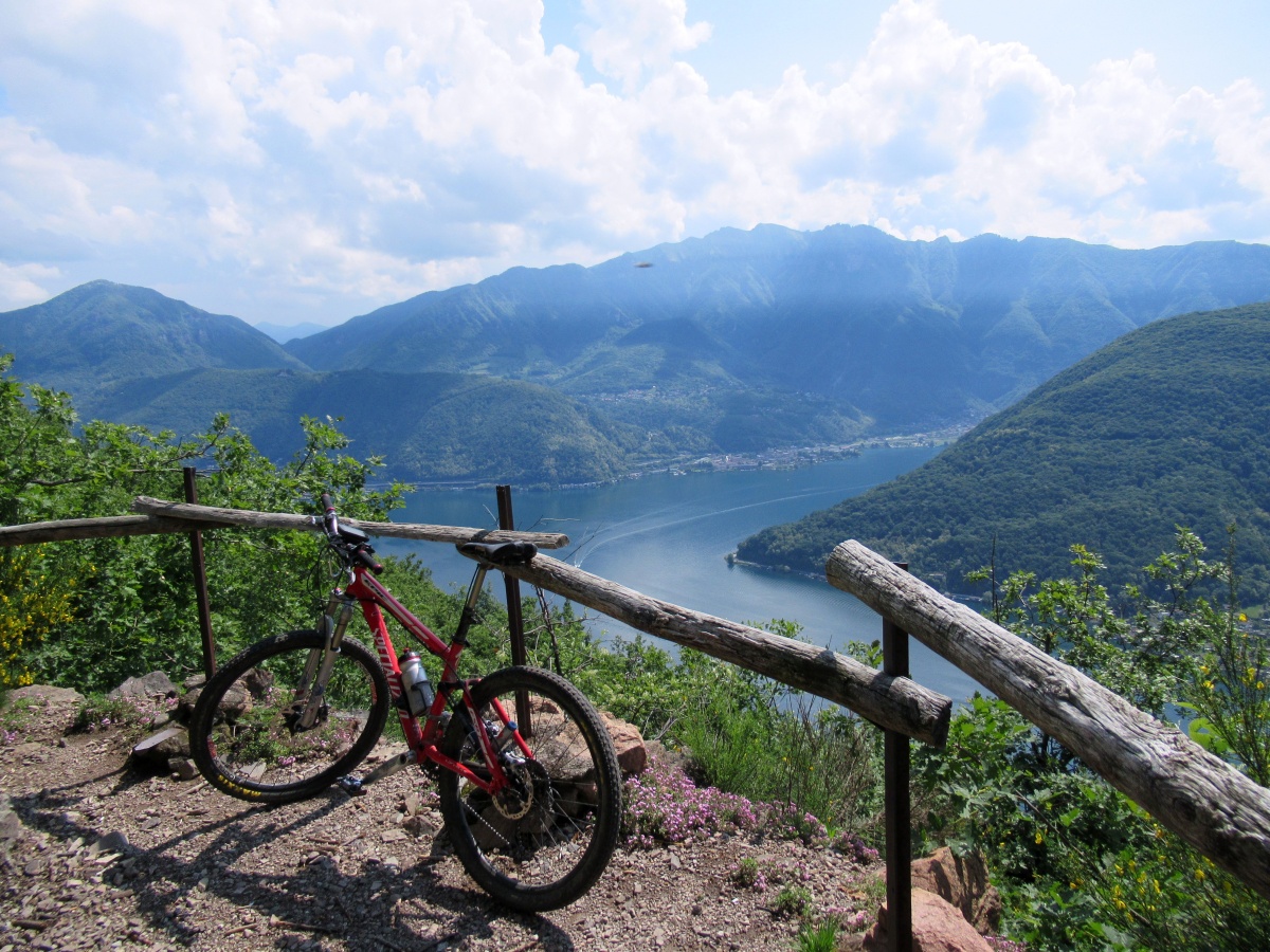 Vista sul Lago di Lugano salendo dall'Alpe Vicania